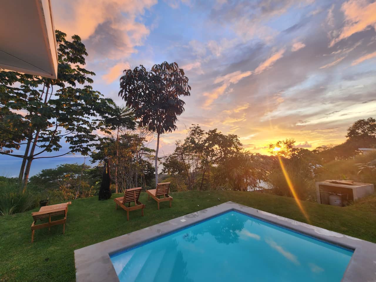 EXOTIC POOL UVITA
