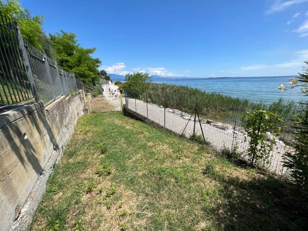 accesso al lago direttamente dal giardino tramite cancello privato, condiviso con altre ville