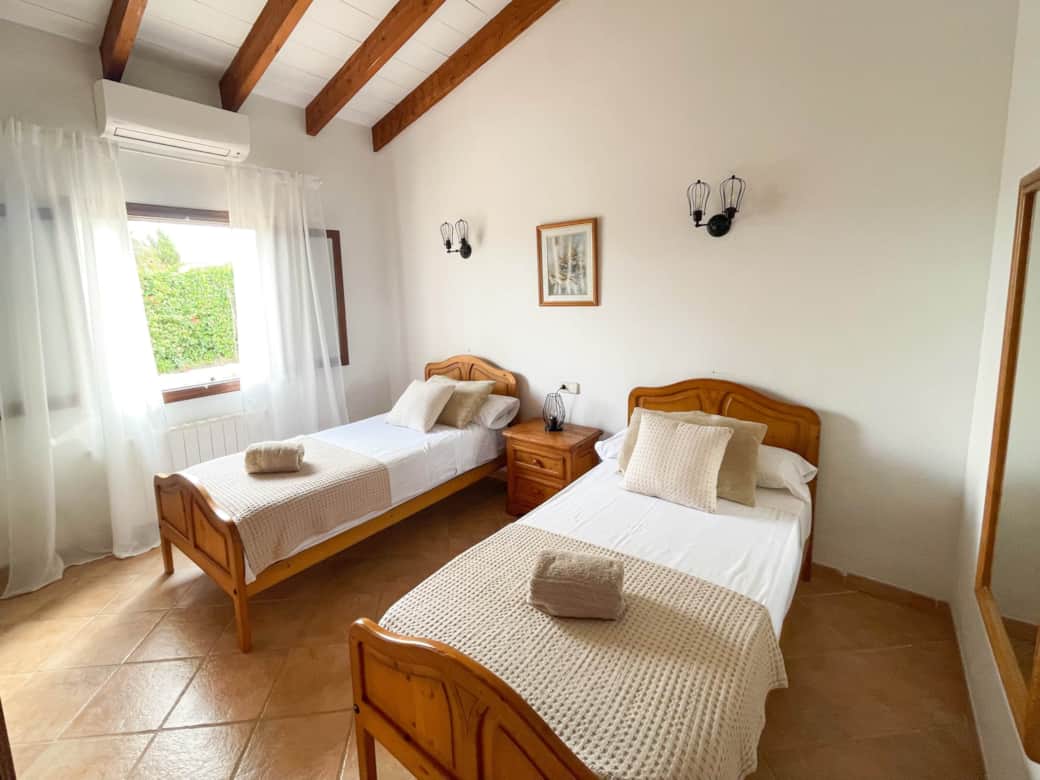 2. Schlafzimmer mit Einzelbetten...