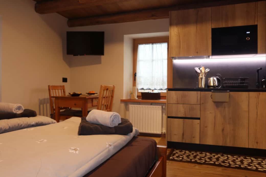 Letto, minicucina e tavolo