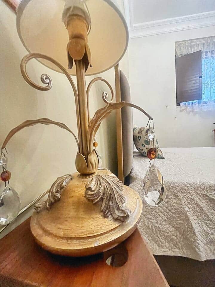 Un tocco d’arte: tra ferro battuto e cristalli, ogni notte si accende di magia siciliana.