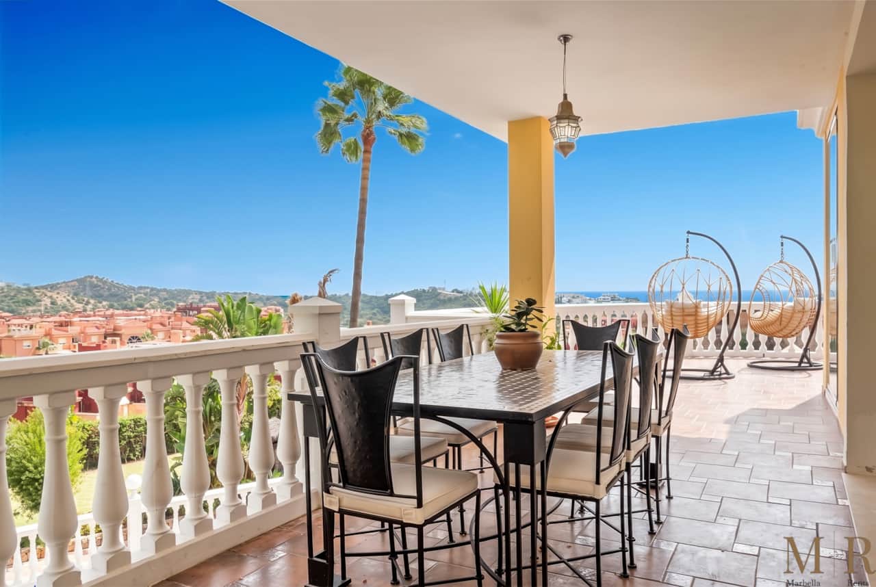 Outdoor dining with seaview.