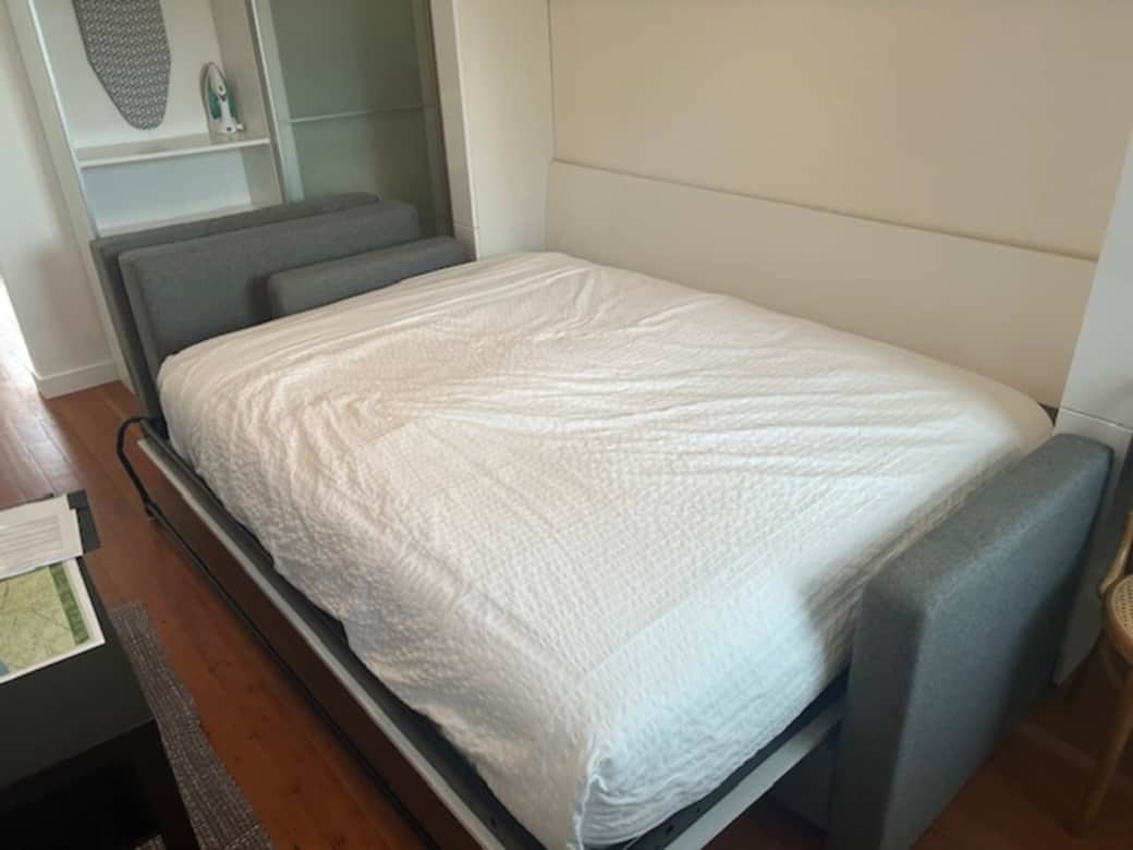 Queen size bed. Easy to set up Murphy Bed. Very sturdy.