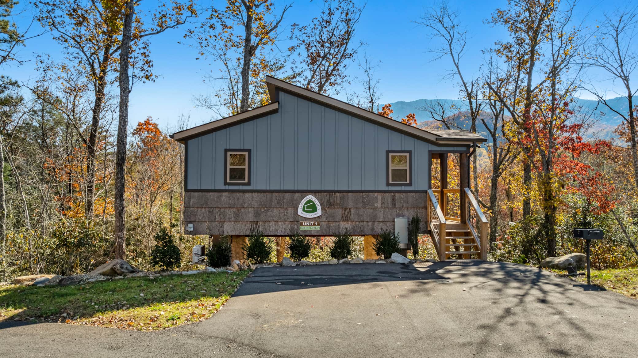 King Cabin 1 | Hot Tub & Mountain View — Cosby — vacation rental