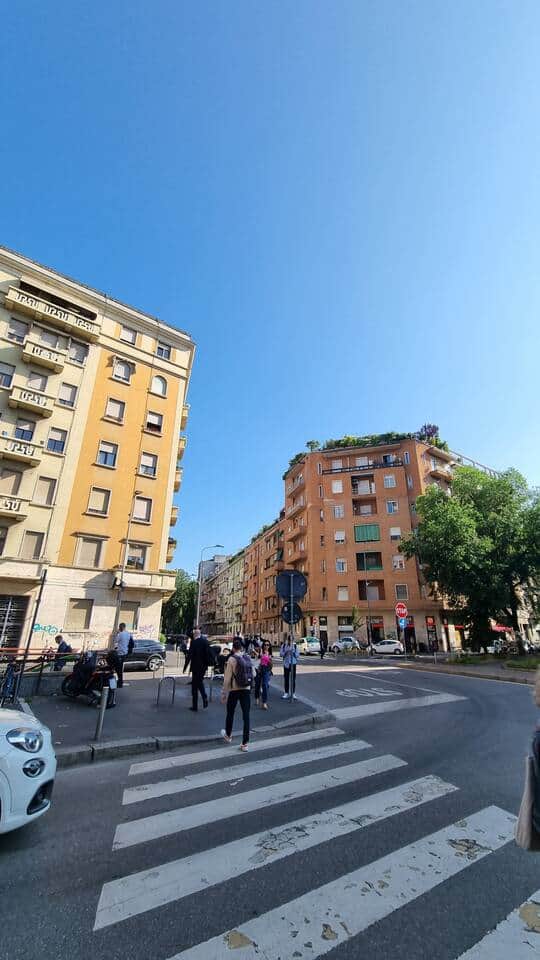 L'appartamento si trova a pochi passi dalla metropolitana, uscendo dalla metro siamo nel terzo edificio di questa via. Una posizione strategica per muoversi liberamente in città sfruttando la metropolitana.
