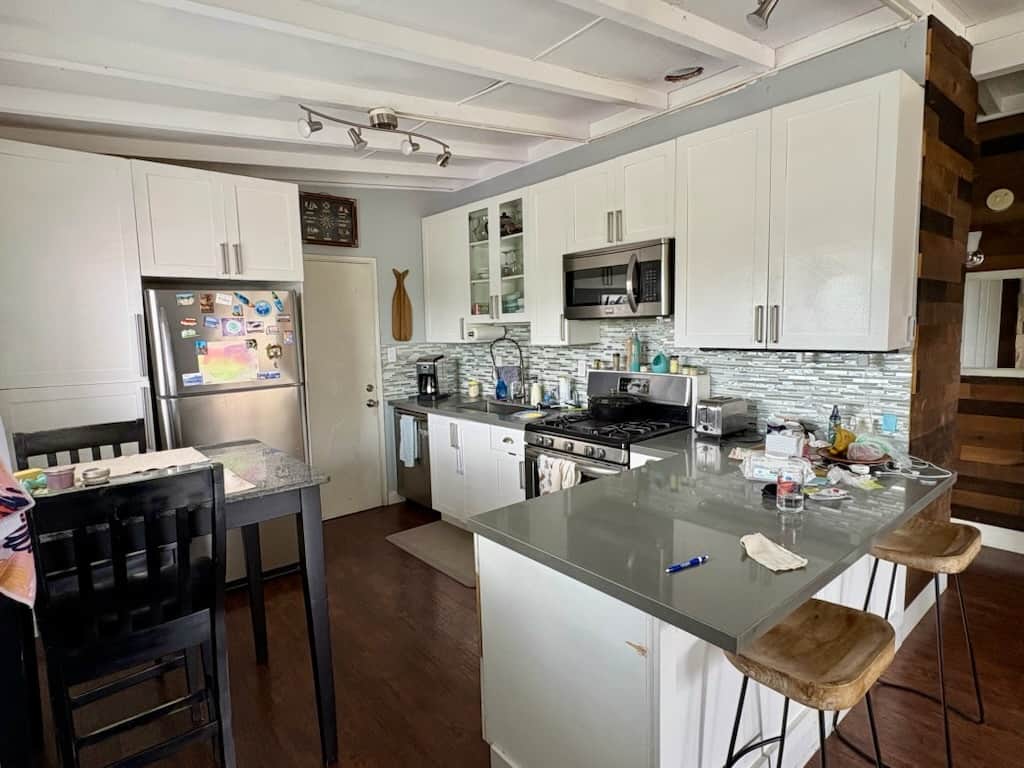 Kitchen with Breakfast Bar and Dining Area