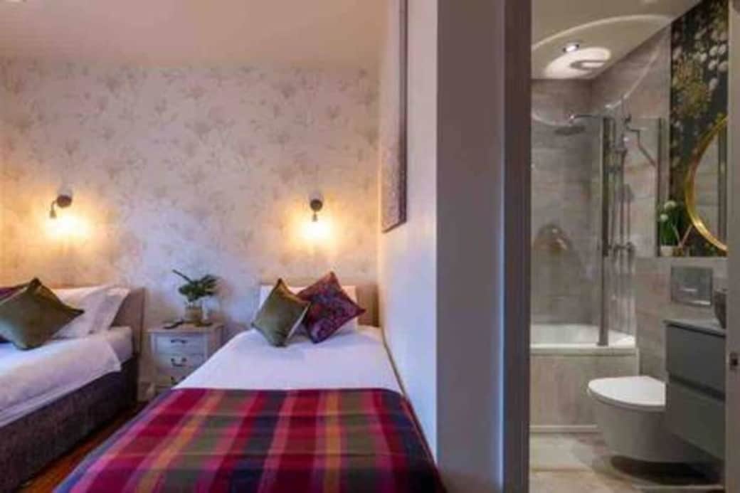 Twin beds with a garden view and en-suite. Twin beds with a garden view and en-suite.