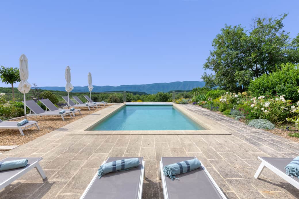 Espace piscine avec vue panoramique sur le Luberon
