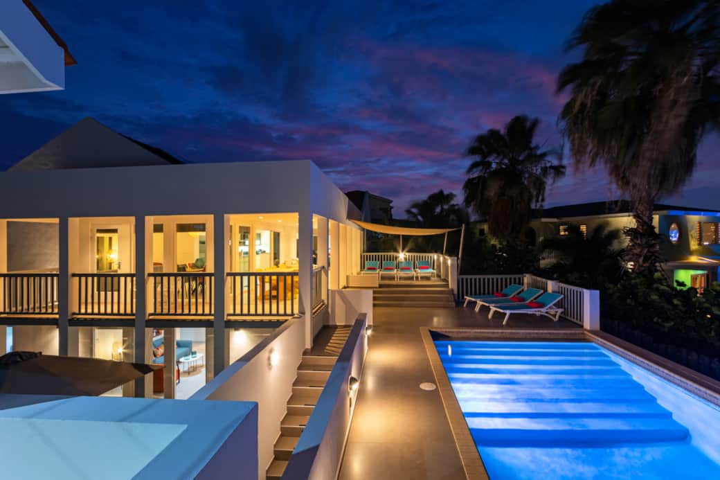 Atmospherically lit evenings by the pool