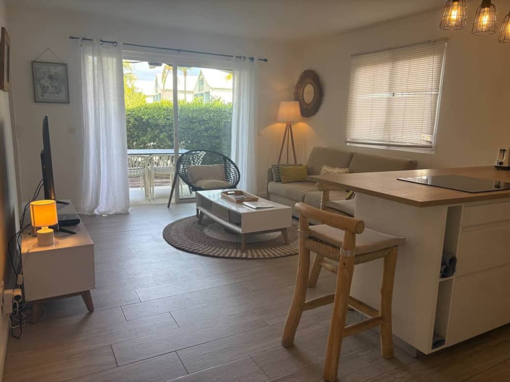 Living room with smart TV and international channels La Playa