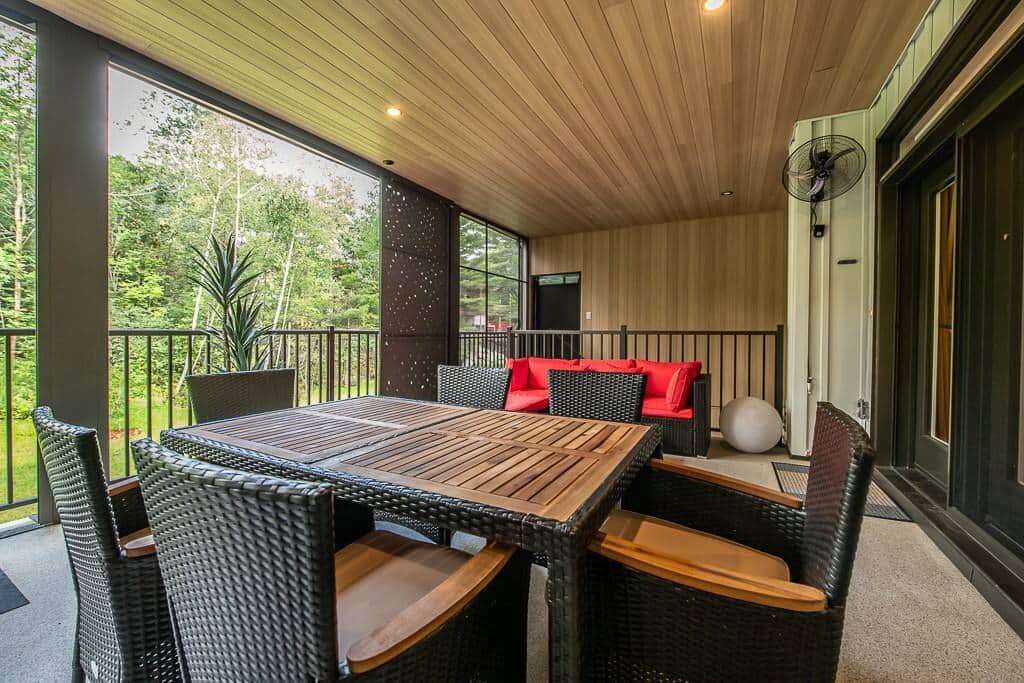 Patio avec mobilier et plancha