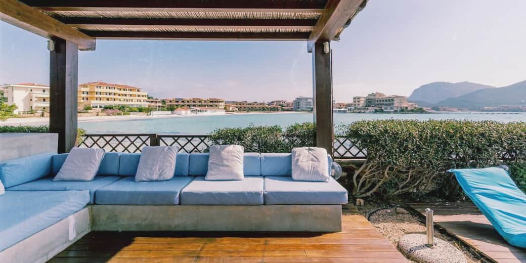 Divano con pergola, vista mare