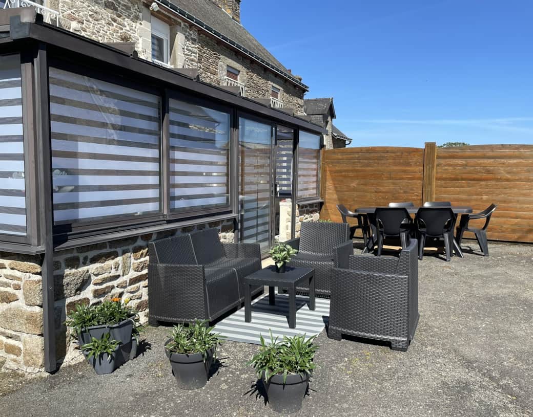 Salon et table de jardin