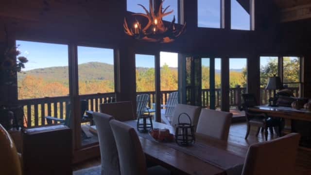 Dining Room for 6, spacious floorplan