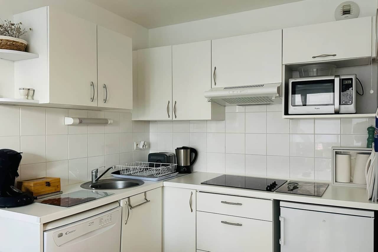 Cuisine : Four, frigo, bouilloire, cafetière, grille pain, plaque de cuisson, lave vaisselle
