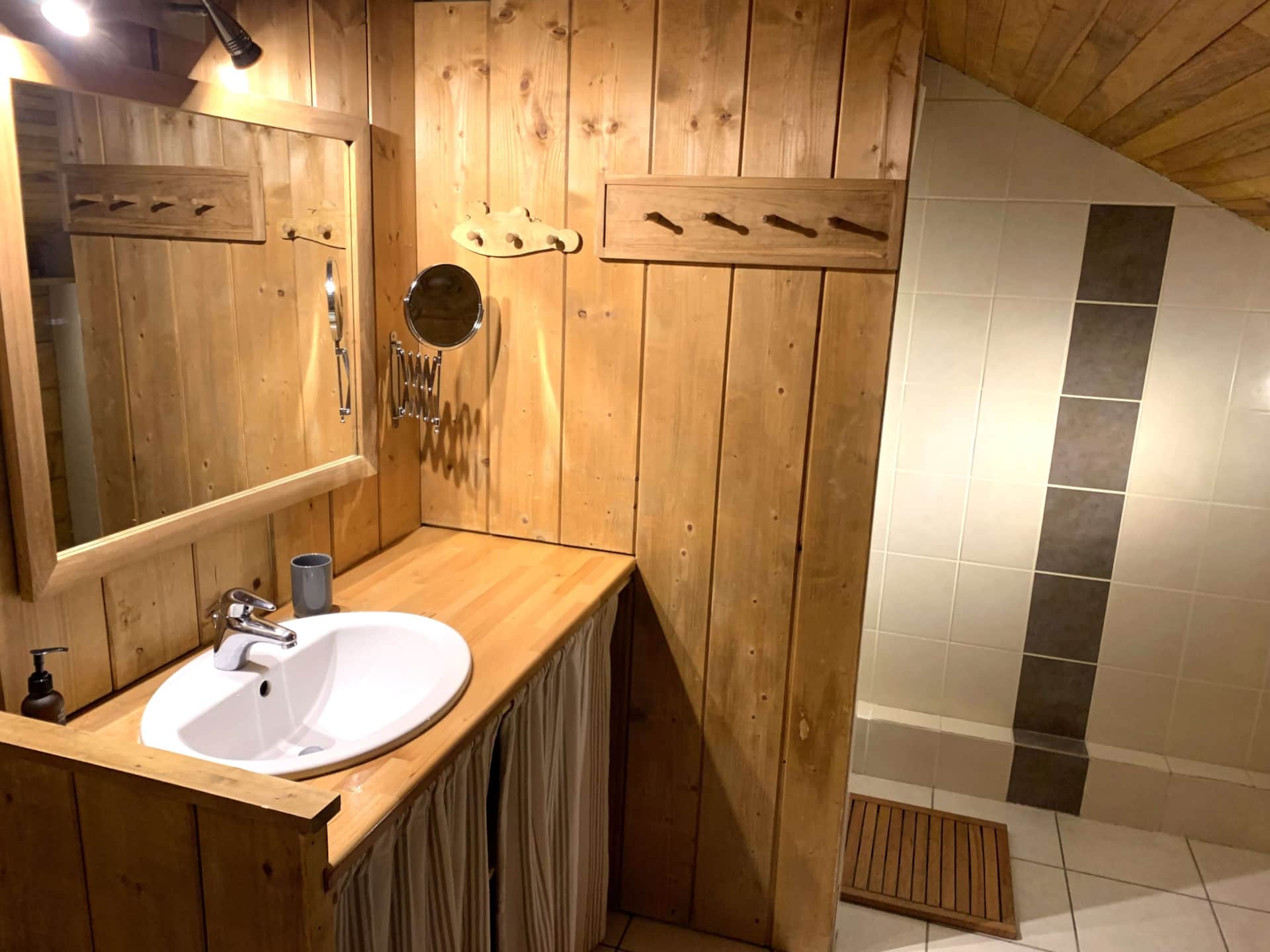 Salle de douche 2ème étage ambiance chalet du Chalet Mont Milo, Serre Chevalier Vallée