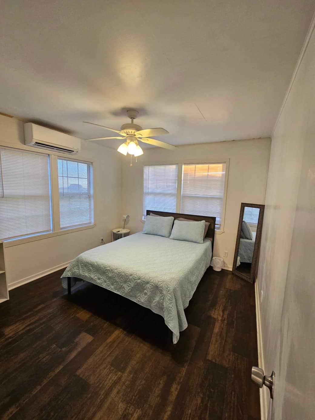 1 bedroom with a queen bed 1 bedroom with a queen bed