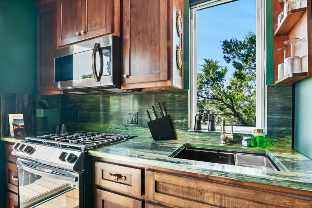 Full kitchen with gas stove. Best cooking! Full kitchen with gas stove. Best cooking!