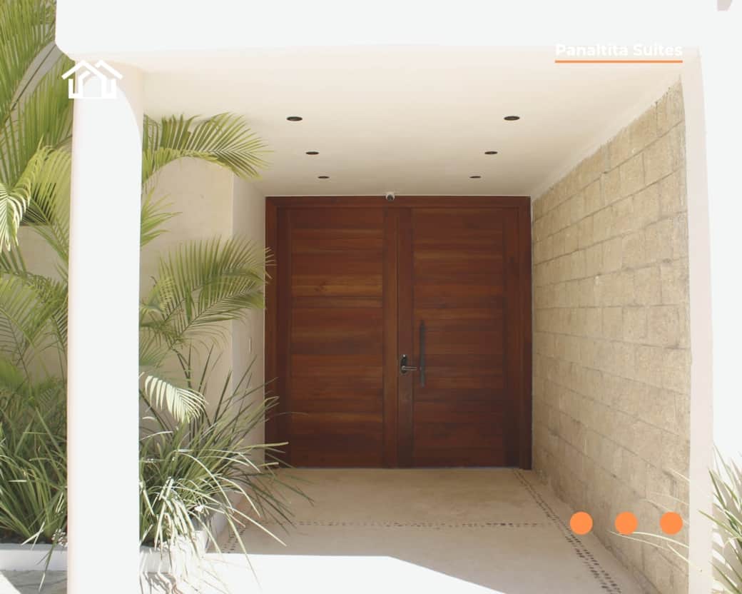 Puerta principal exterior. Puerta principal exterior.