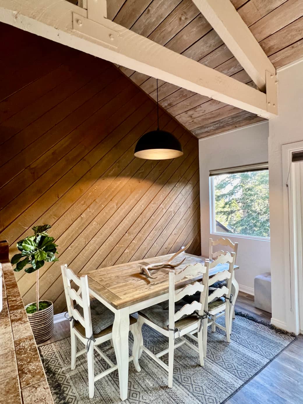 Dining Room: Seating for 6