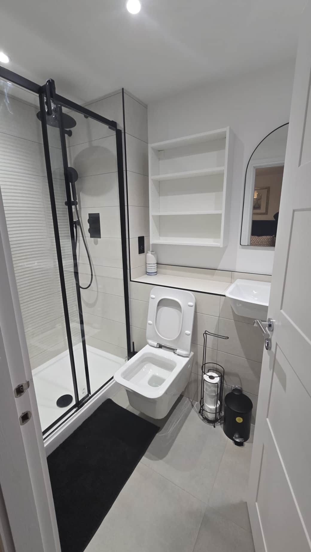Hotel-Style En suite bathroom with rainfall shower