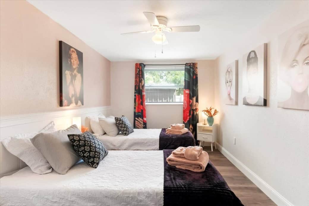  The Marilyn Room – “Glamour Never Sleeps!”
Drift into dreamland surrounded by 1950s icons—choose a King or twin beds and enjoy the starlet-inspired Sleep Bar.
