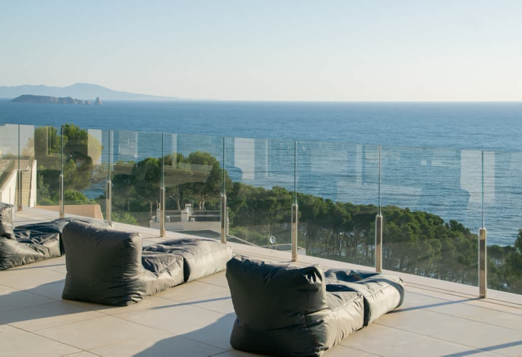 Bains de soleil sur la terrasse devant la mer