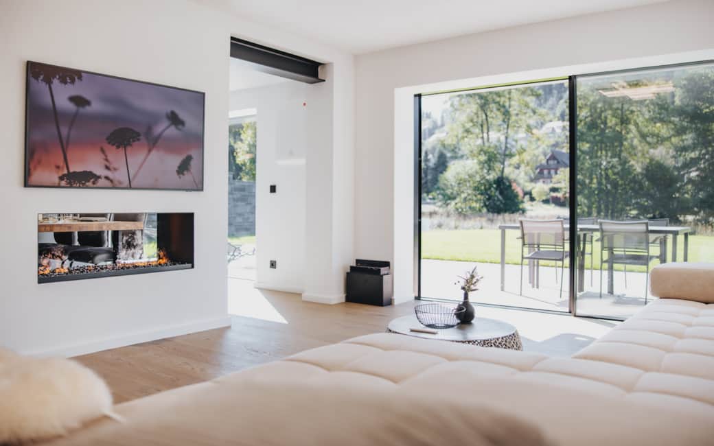 Lichtdurchflutetes Wohnzimmer mit Kamin