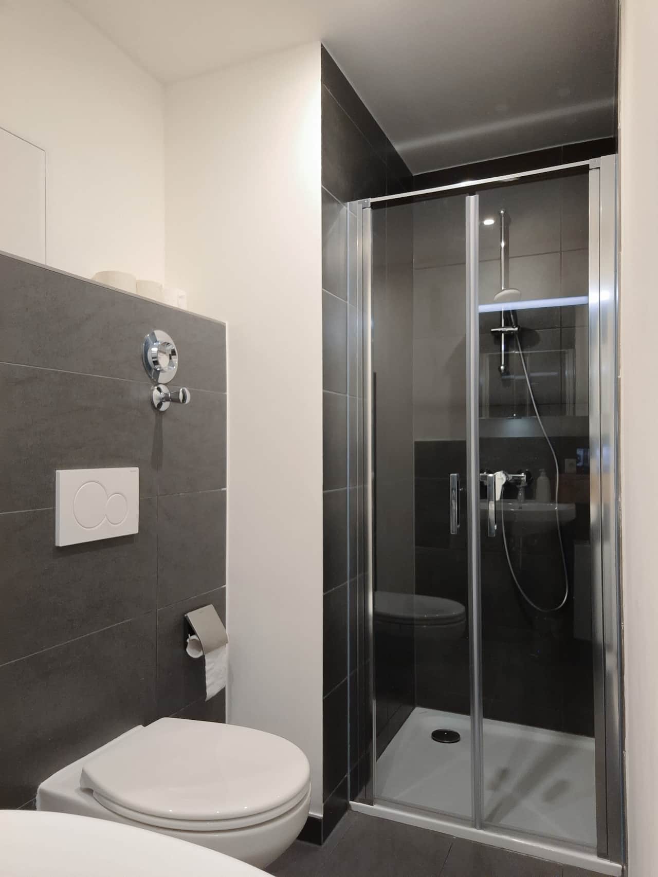 Nuernberg neuselsbrunn messe nexpoforum bathroom walkin shower toilet 02