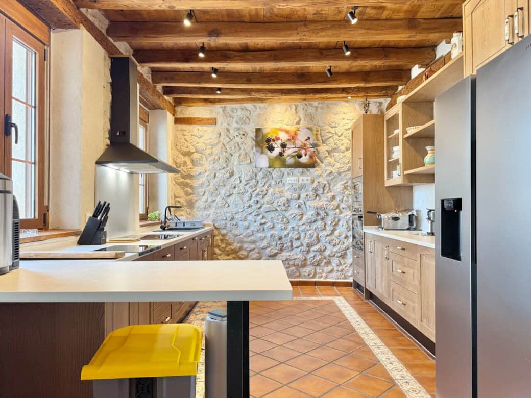 Cocina amplia y luminosa, totalmente equipada con electrodomésticos modernos, encimera de trabajo y barra para desayunos. Perfecta para preparar y disfrutar comidas en grupo. Cocina amplia y luminosa, totalmente equipada con electrodomésticos modernos, encimera de trabajo y barra para desayunos. Perfecta para preparar y disfrutar comidas en grupo.