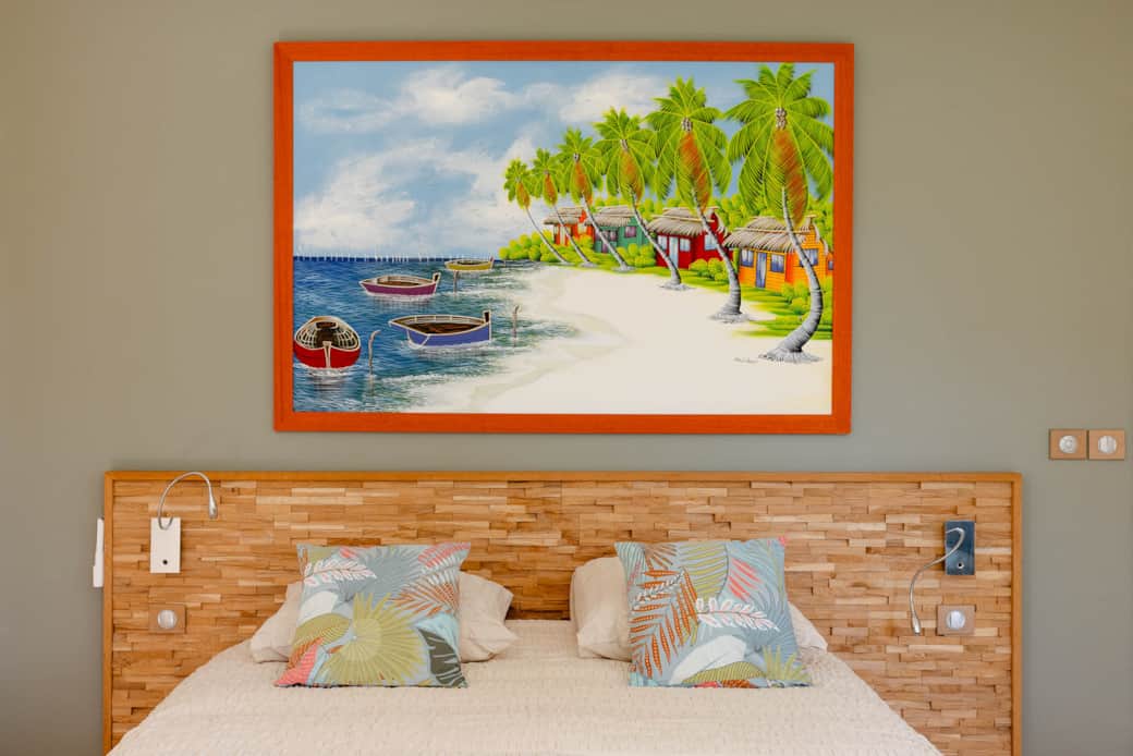 Chambre Tropicale Lumineuse : confort et élégance pour un séjour inoubliable