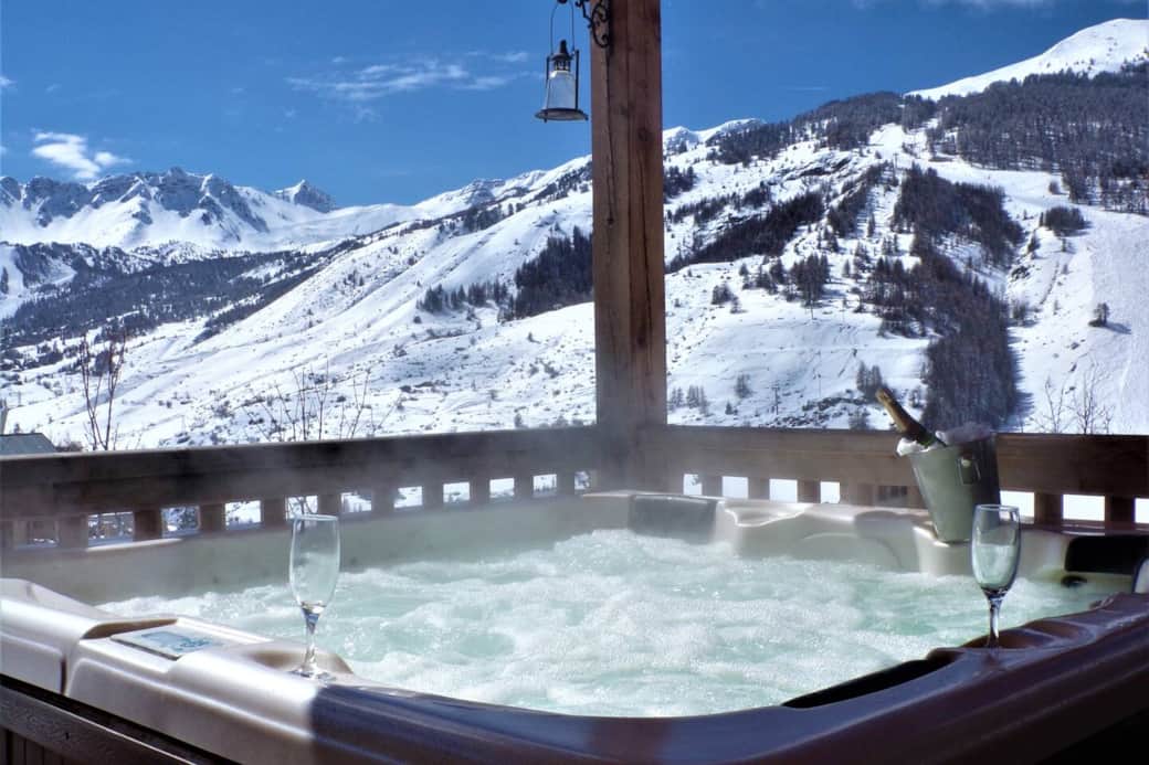 Jacuzzi extérieur 5 places chauffé toute l'année à 37° qui donne sur le jardin plat de 200m². Détendez-vous le soir en contemplant le magnifique paysage des montagnes de Vars.
Nous changeons systématiquement l'eau entre chaque location. Jacuzzi extérieur 5 places chauffé toute l'année à 37° qui donne sur le jardin plat de 200m². Détendez-vous le soir en contemplant le magnifique paysage des montagnes de Vars.
Nous changeons systématiquement l'eau entre chaque location.