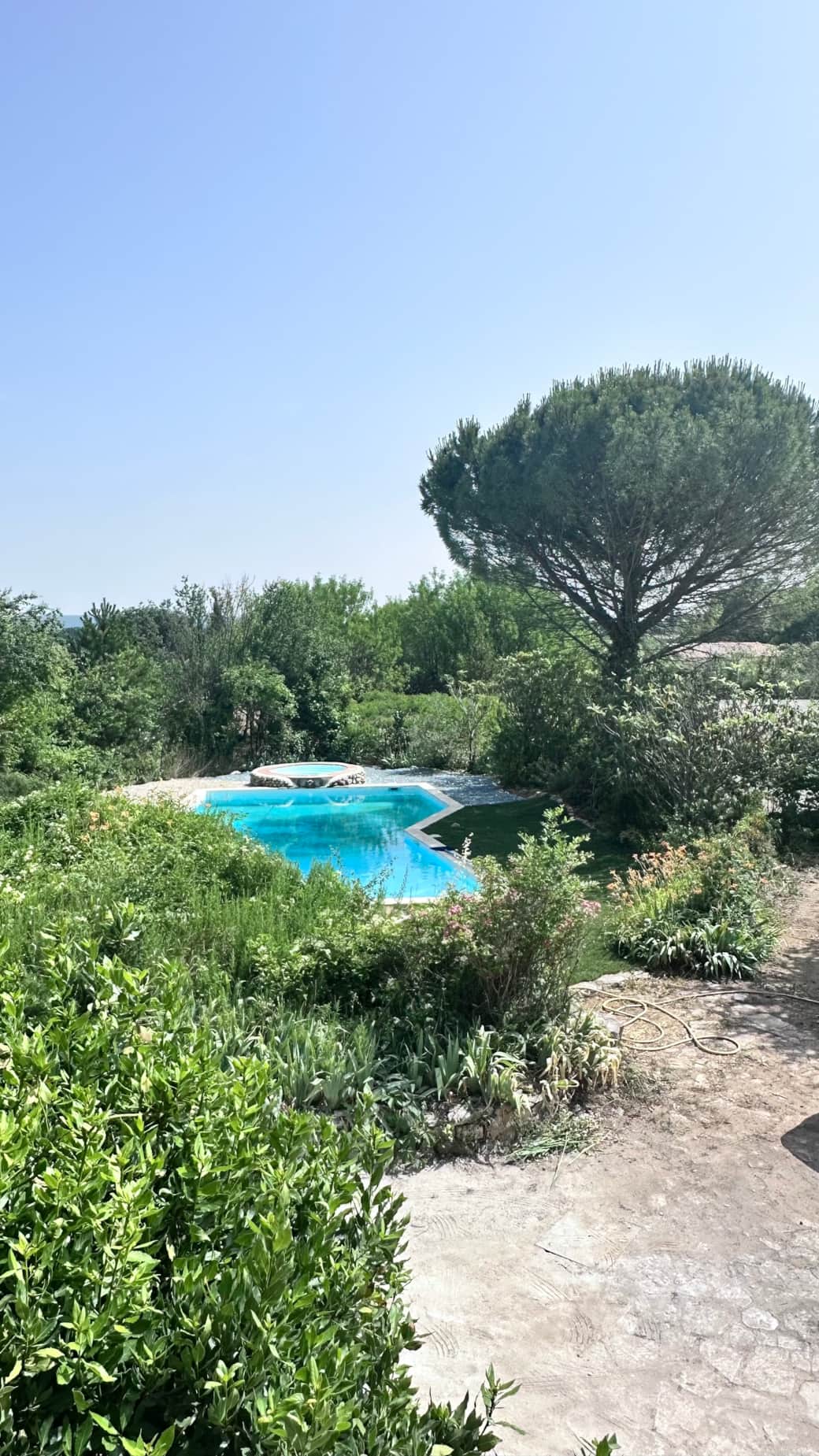 Vue de la Piscine depuis le Mas