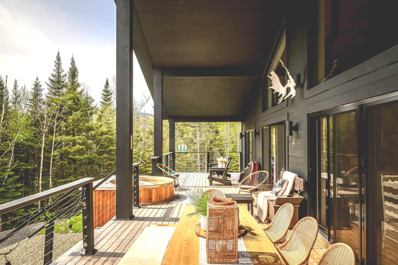 Vue de la terrasse avec spa