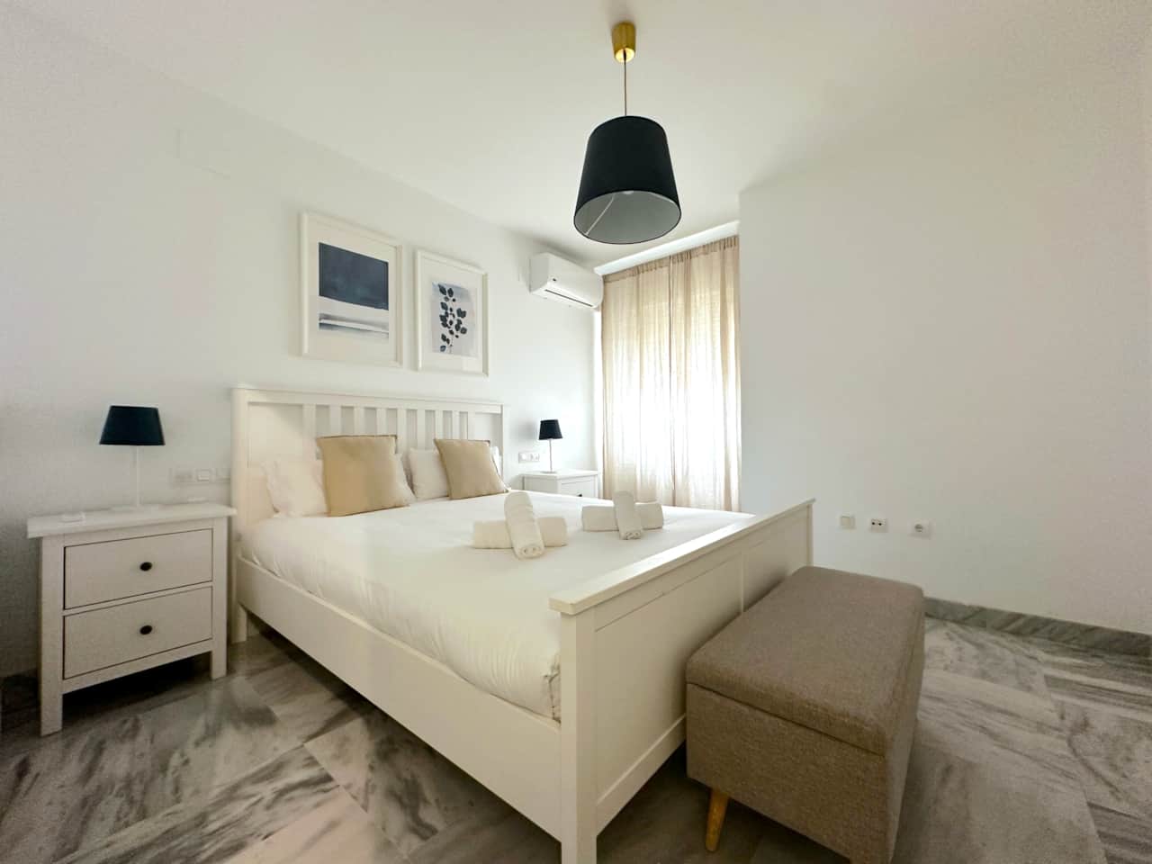 Master bedroom ALCAZABA Málaga City Apartment HOMINGBOOK
