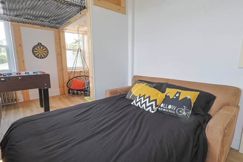 6e chambre : Salle de jeu fermée avec sofa-lit confortable et accès par porte secrète!