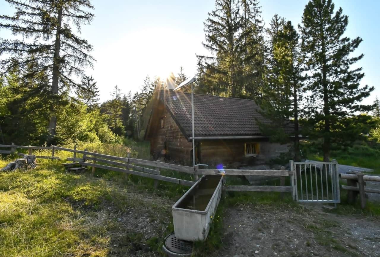 Hütte mit Brunnen