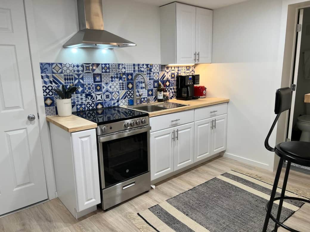 Well-stocked full kitchen