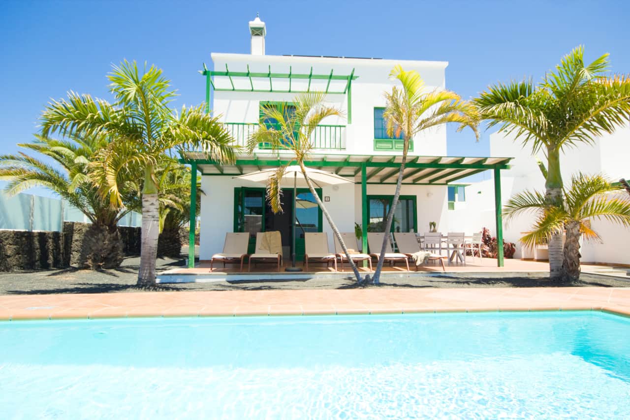 Piscina privada de villa turística en Playa Blanca gestionada por AZ Rentals