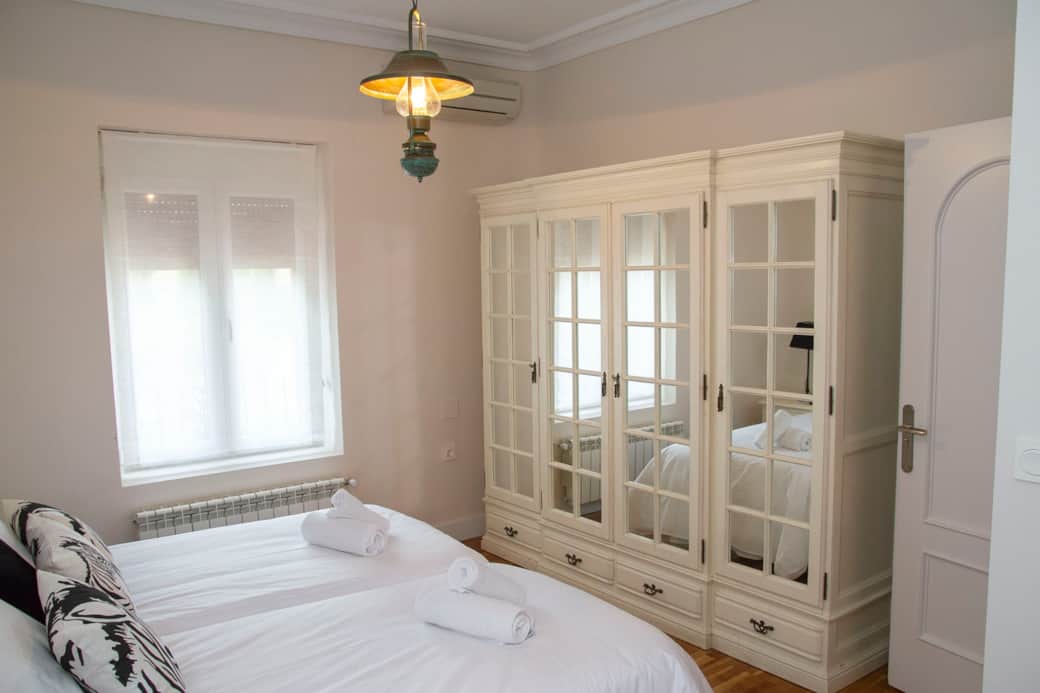 habitación con gran armario ropero