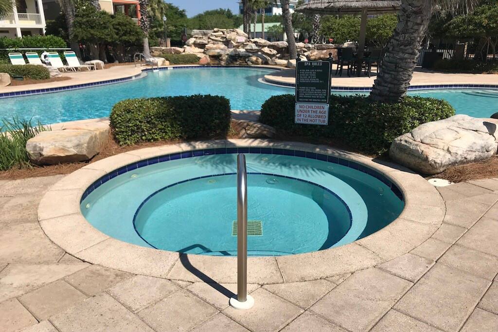 Tiger Bait Overlooks Lagoon Pool Vacation Home In Destin