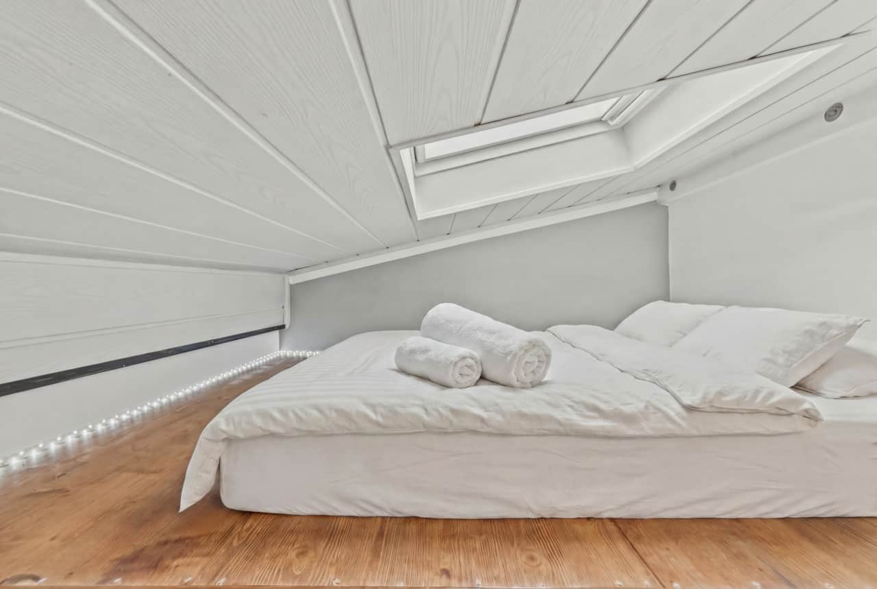 Helles Dachschlafzimmer mit Dachfenster – ruhig schlafen in zentraler Trierer Lage