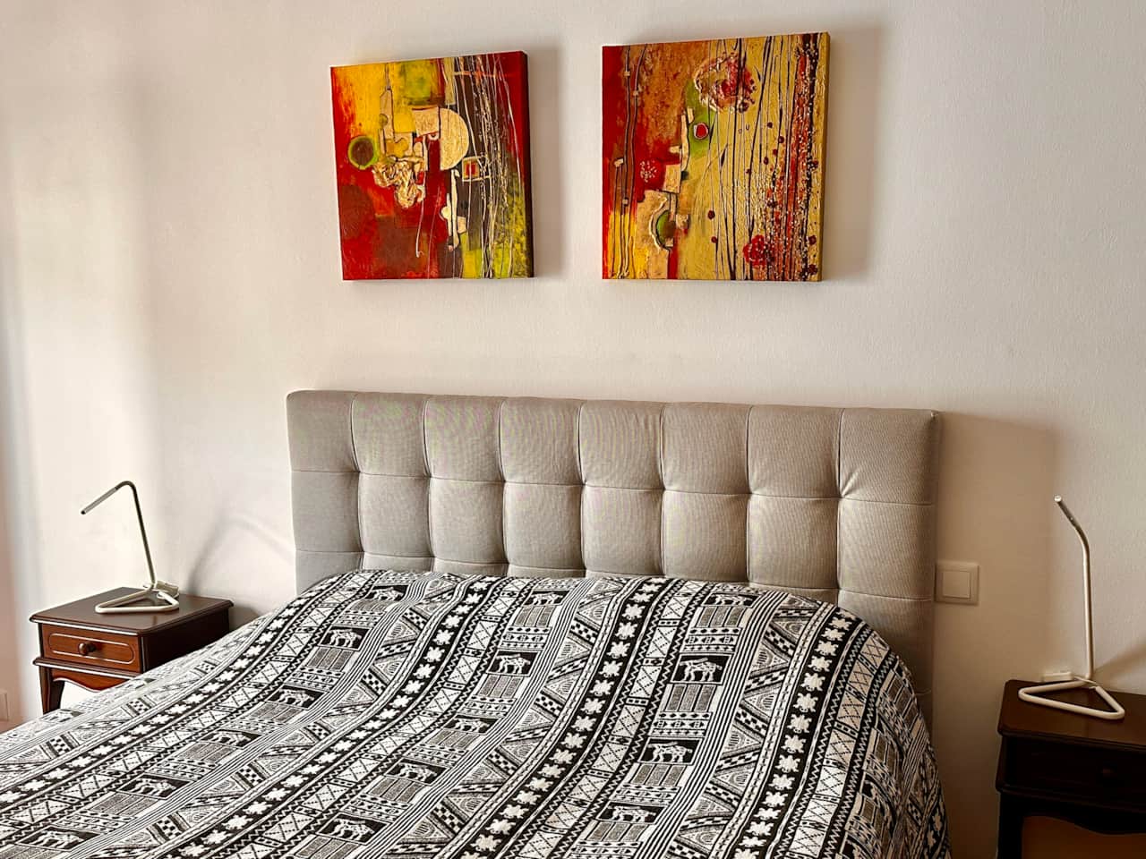Doppelbett mit Memory Matratze, 4 Kopfkissen Leselampen, Steckdosen, Adapter, Nachttischchen