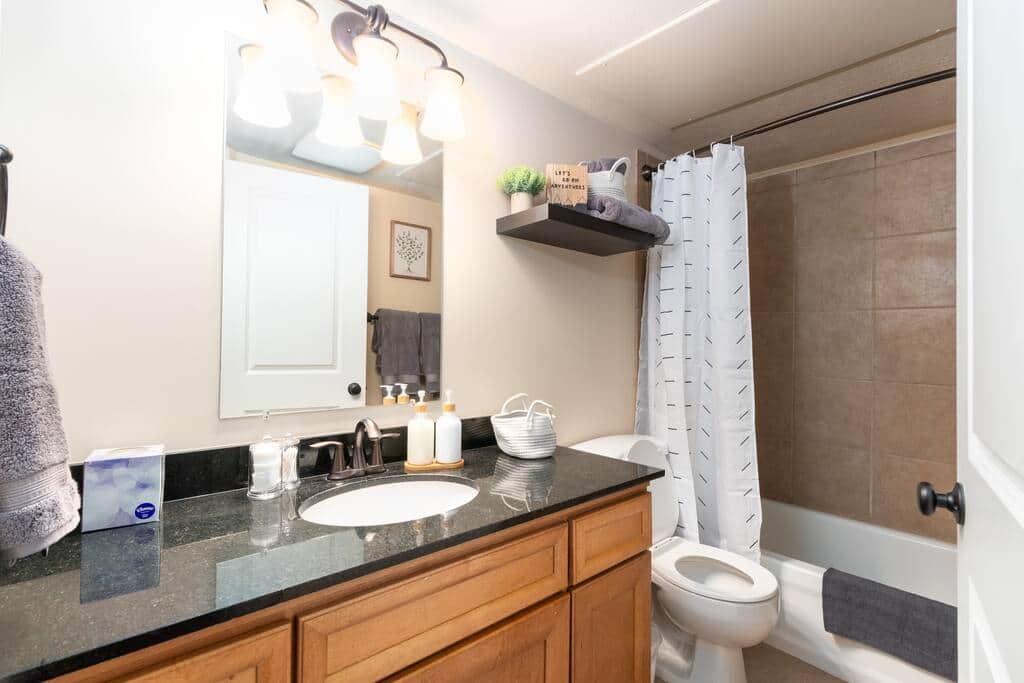Large bathroom vanity w/shower tub