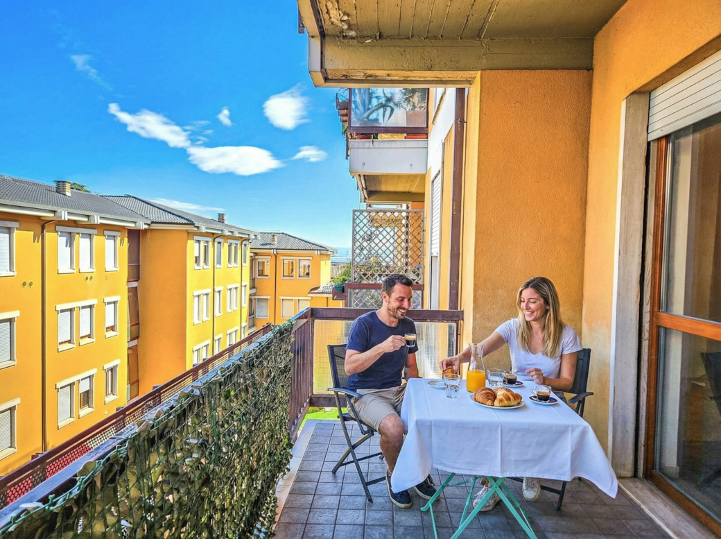 Frühstück auf dem Balkon im Herzen von Desenzano del Garda Frühstück auf dem Balkon im Herzen von Desenzano del Garda