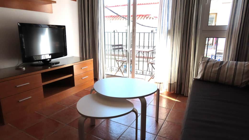 Living room facing the balcony - Gotonerja