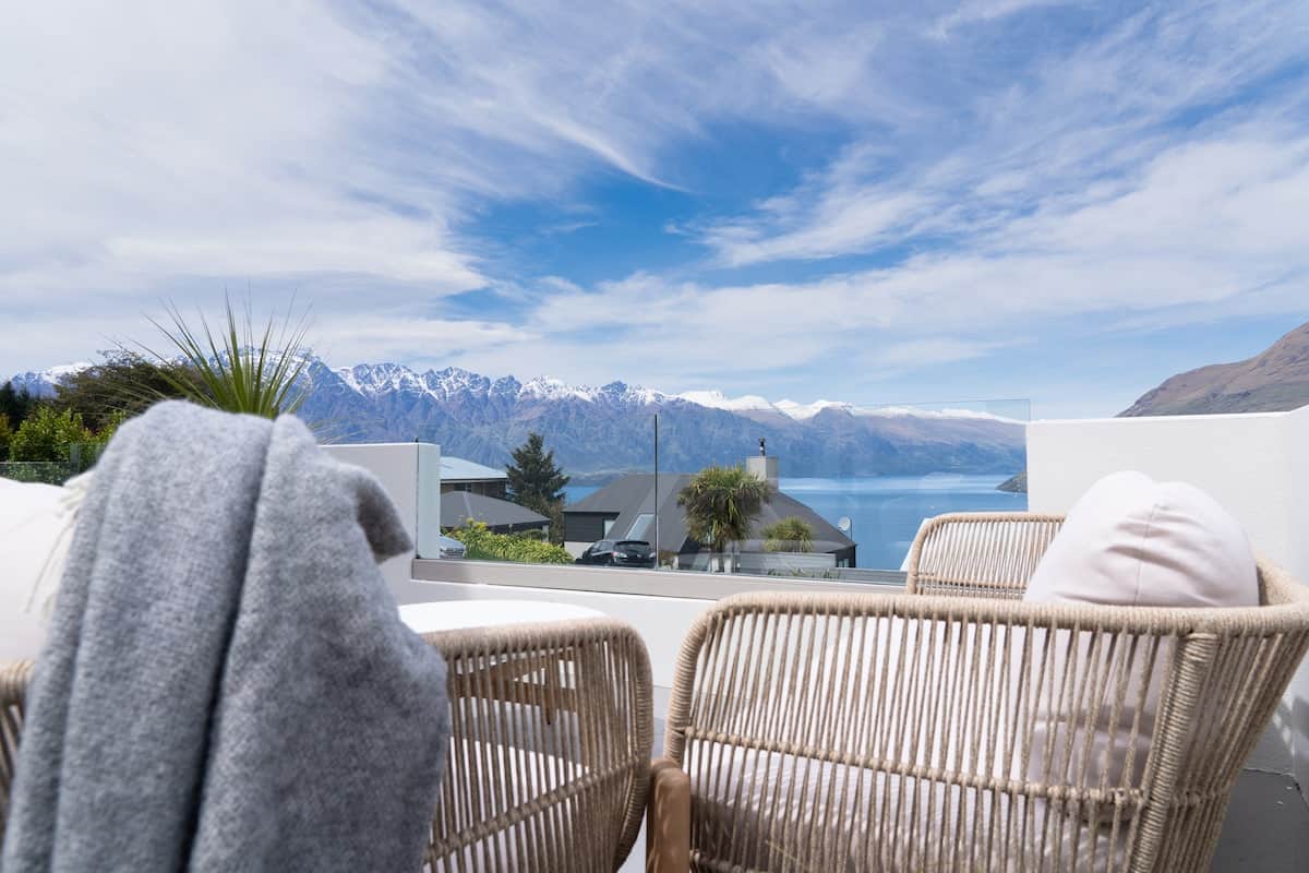 Balcony with magnificent views of Remarkables and Double cone