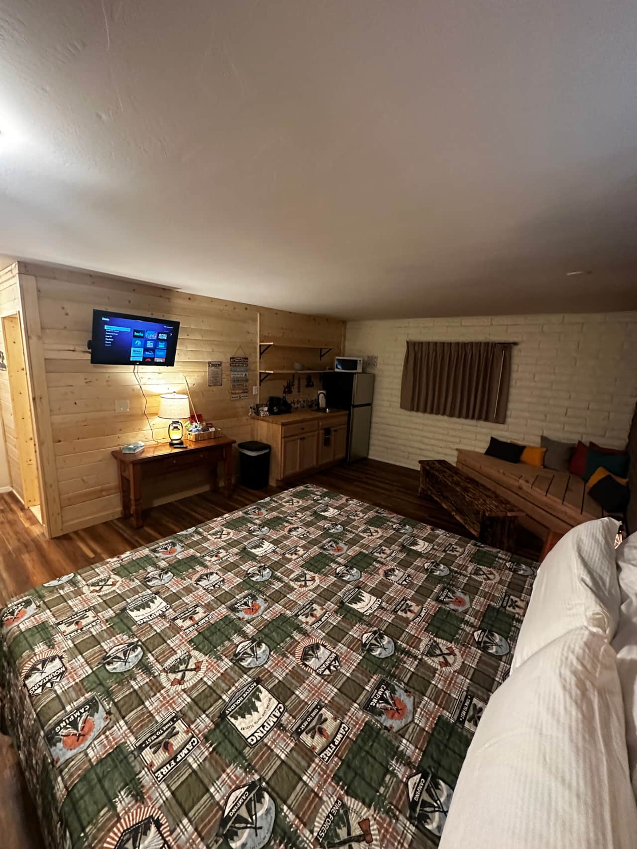 King Studio w/ Kitchenette