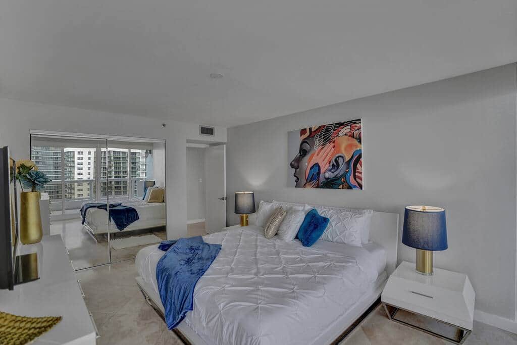 2nd bedroom, king bed, closet, Roku streaming tv, balcony access