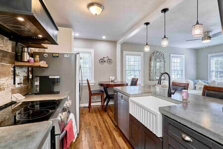 Fullsize kitchen with farmhouse sink
